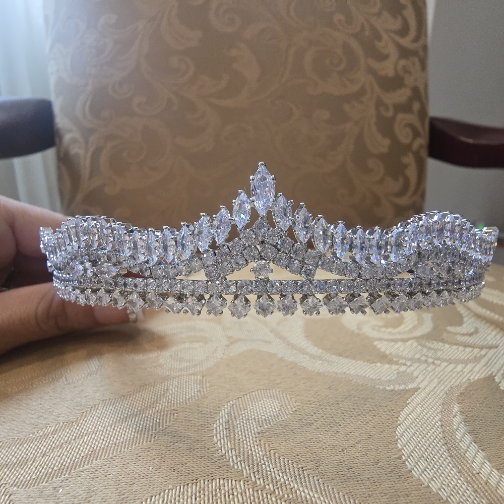 Elegant Silver Rhinestone Tiara